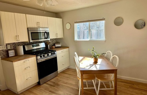 Manitou Springs Historic District Cabin | 2024 Remodeled Creekside Cabin Steps to Downtown Manitou Springs Lic#9244nnnnnnn