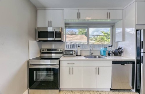 Wilton Manors Apartment | 2025-A Sunshine Manors