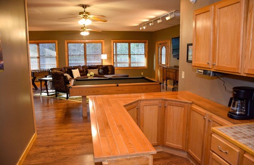 Gatlinburg - Pigeon Forge Cabin | 2025 Discounts Available! - Private Hot Tub Room, Game Room, Hot Tub, Secluded