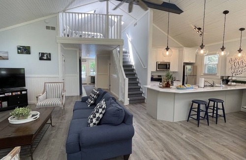 Union Pier House | 2026 Open Private heated pool hot tub large deck blocks to Berrien beach