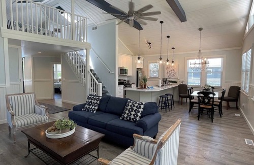 Union Pier House | 2026 Open Private heated pool hot tub large deck blocks to Berrien beach