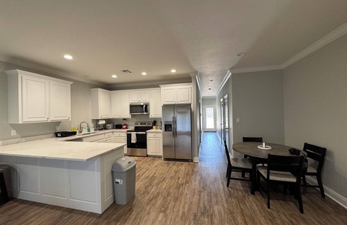 DeRidder Condo | 2027- 3-bedroom condo with comfort & amenities near Resturant’s & shopping.