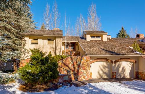 Edwards Villa | 203 Arrowhead Drive