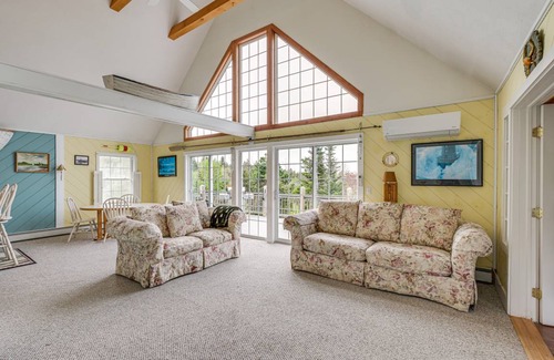 West Tremont House | 204 m² House ∙ 3 bedrooms ∙ 10 guests