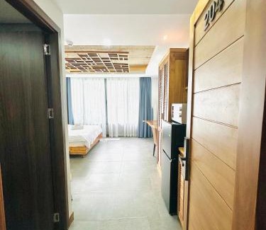 Ninh Kieu Apartment | 204MSNK Maison Luxe Studio w Big Window & Kitchen