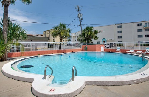 Fort Walton Beach Condo | 206 Tropical Isle Free Beach Svc Steps to Beach