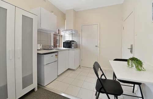 Carlton South Apartment | 206DR7 - Great Studio Apt in Carlton! AC, Smart TV, Pkg