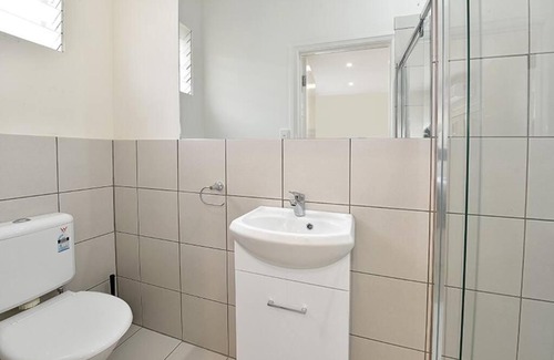 Carlton South Apartment | 206DR7 - Great Studio Apt in Carlton! AC, Smart TV, Pkg