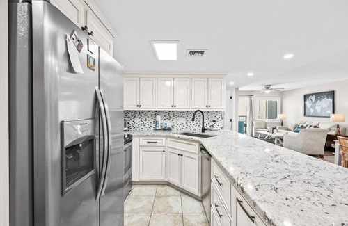 Holiday Isle Condo | (207)Fabulous Beach Front Condo, Sleeps up to 8, Includes FREE Beach Service