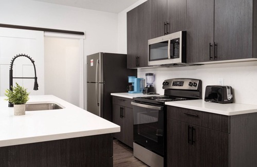 Whitestown Apartment | 20mins DT| Sleeps 9 | Aqua Oasis Spacious Gym