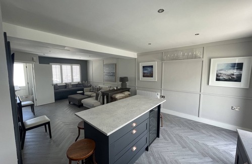 Kilkee House | 21 Victoria Court, Kilkee - sleeps 8 guests in 4 bedrooms