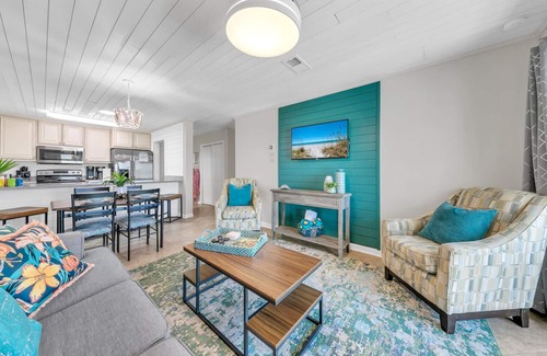 Miramar Beach Condo | 21 | Walk to Pompano Joes in 2 minutes + Pool + Beach Cart!