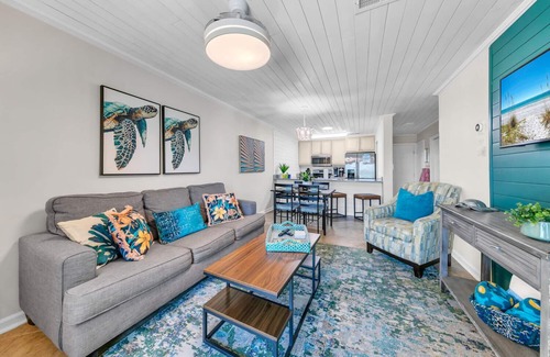 Miramar Beach Condo | 21 | Walk to Pompano Joes in 2 minutes + Pool + Beach Cart!