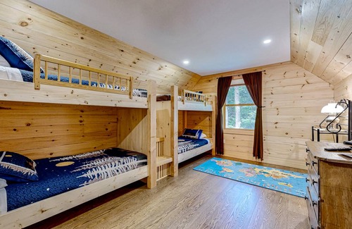 West Alton Ski Chalet | 214 m² Chalet ∙ 4 bedrooms ∙ 10 guests