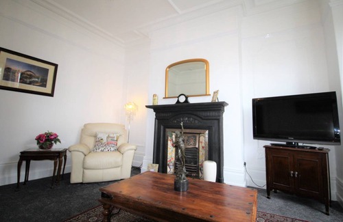 Heaton House | 215 m² House ∙ 5 bedrooms ∙ 9 guests