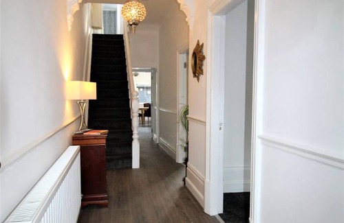 Heaton House | 215 m² House ∙ 5 bedrooms ∙ 9 guests
