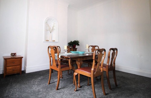 Heaton House | 215 m² House ∙ 5 bedrooms ∙ 9 guests