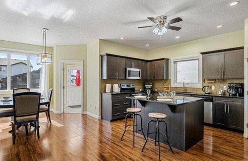 Northeast Edmonton House | 217 m² House ∙ 5 bedrooms ∙ 12 guests
