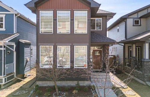 Northeast Edmonton House | 217 m² House ∙ 5 bedrooms ∙ 12 guests
