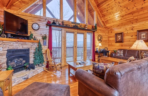 Black Bear Falls Cabin | 218 m² Cabin ∙ 5 bedrooms ∙ 22 guests