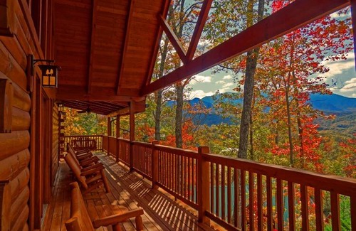 Black Bear Falls Cabin | 218 m² Cabin ∙ 5 bedrooms ∙ 22 guests