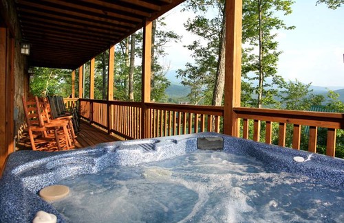 Black Bear Falls Cabin | 218 m² Cabin ∙ 5 bedrooms ∙ 22 guests
