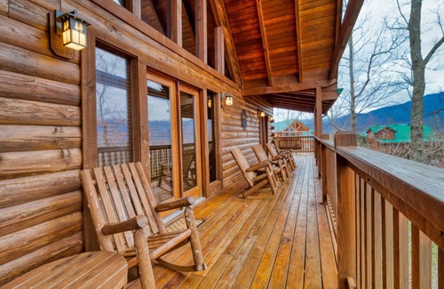 Black Bear Falls Cabin | 218 m² Cabin ∙ 5 bedrooms ∙ 22 guests