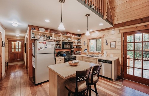 Warnick Cabin | 21GS - Log Cabin - Pets Ok - Sleeps 6 by RedAwning