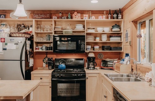 Warnick Cabin | 21GS - Log Cabin - Pets Ok - Sleeps 6 by RedAwning