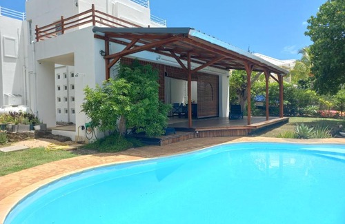 Black River House | 21LG Ilot Fortier M Sea Front and Swimming pool