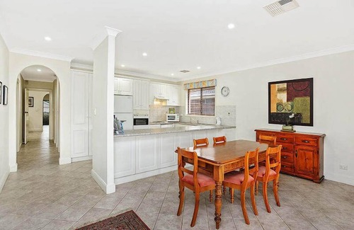 Encounter Bay House | 22 Lakeside Cct - Spacious Lakefront Home