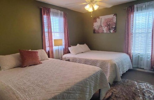 North Las Vegas House | 220 m² House ∙ 4 bedrooms ∙ 16 guests