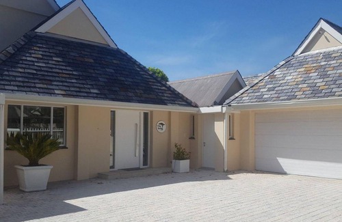 Lakeside House | 220 m² House ∙ 3 bedrooms ∙ 6 guests