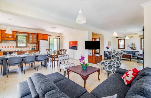 Droushia Villa | 220 m² Villa ∙ 5 bedrooms ∙ 10 guests