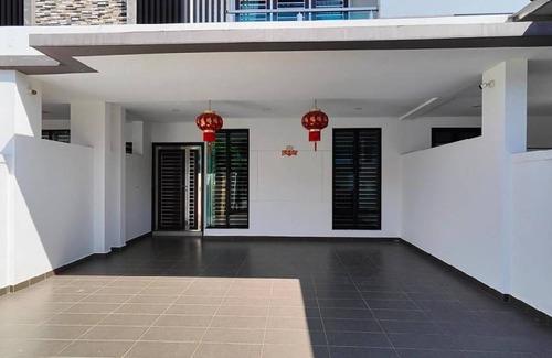 Batu Pahat House | 2200 m² House ∙ 5 bedrooms ∙ 9 guests