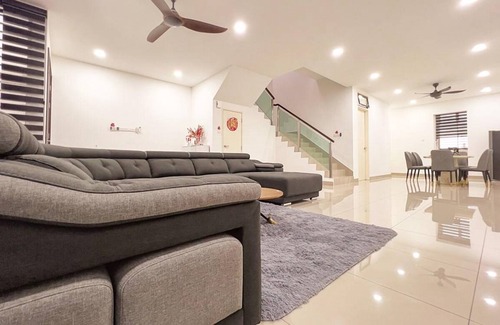 Batu Pahat House | 2200 m² House ∙ 5 bedrooms ∙ 9 guests