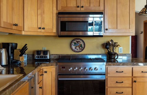 Arroyo Seco House | 2200 sq ft, 2-BR, 2-Bath townhouse, hot tub, double-living rooms, cook's kitchen, cedar deck, garden