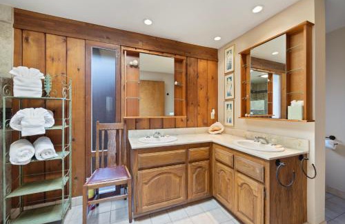Avalon House | 221W 221 Whittley