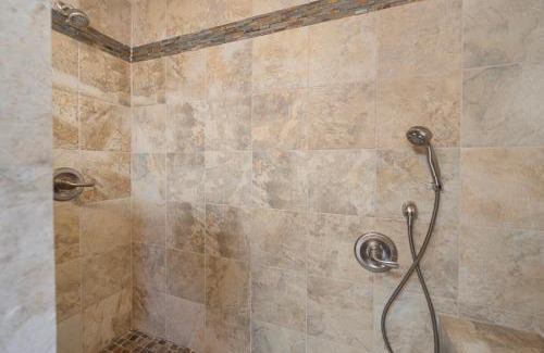Avalon House | 221W 221 Whittley