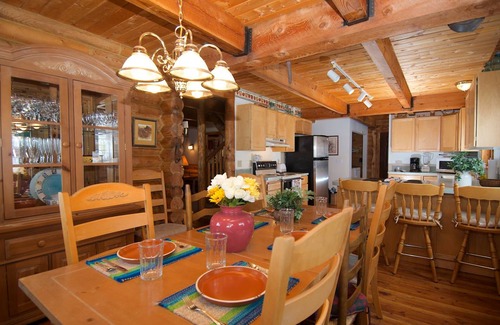 Island Park Cabin | 223 m² Cabin ∙ 4 bedrooms ∙ 10 guests