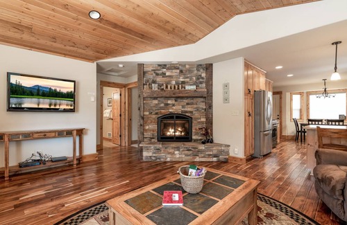 West Yellowstone House | 223 m² House ∙ 3 bedrooms ∙ 12 guests