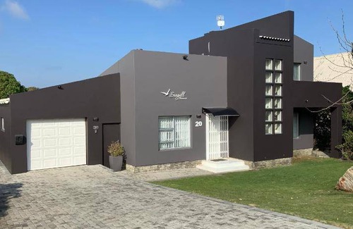 Sandbaai House | 229 m² House ∙ 2 bedrooms ∙ 127 guests