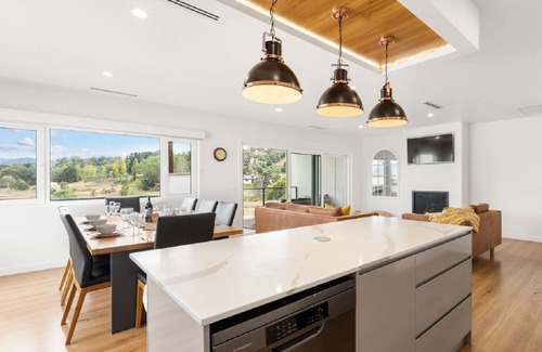 East Jindabyne House | 22B Old Kosciuszko Rd - 4BR Townhouse l Amazing Lake Views l WiFi l BBQ