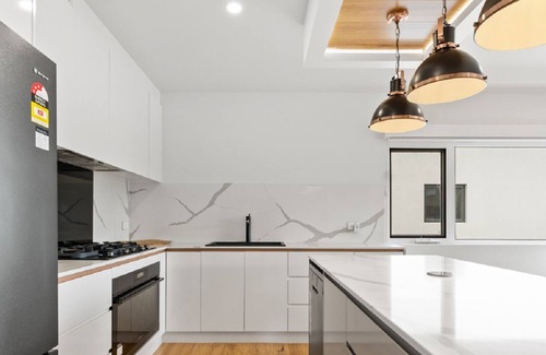 East Jindabyne House | 22B Old Kosciuszko Rd - 4BR Townhouse l Amazing Lake Views l WiFi l BBQ