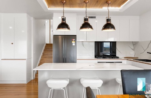 East Jindabyne House | 22B Old Kosciuszko Rd - 4BR Townhouse l Amazing Lake Views l WiFi l BBQ