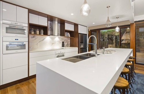 Airlie Beach House | 23 The Cove - 5 Bedroom, Whitsunday Waters Edge Luxury Holiday Home.