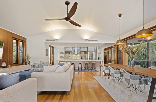 Airlie Beach House | 23 The Cove - 5 Bedroom, Whitsunday Waters Edge Luxury Holiday Home.