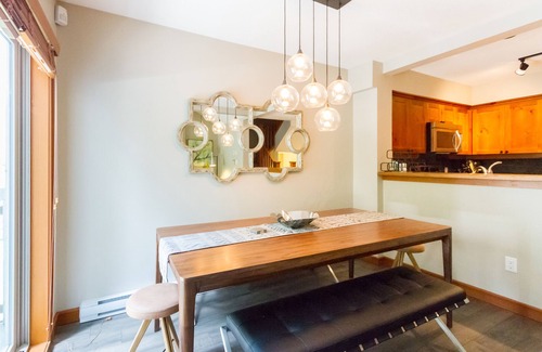 Blackcomb House | #23 Treeline - Ski Home, Woodland setting, Shared Hot Tub, Free Shuttle & Free Wifi