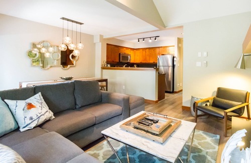Blackcomb House | #23 Treeline - Ski Home, Woodland setting, Shared Hot Tub, Free Shuttle & Free Wifi