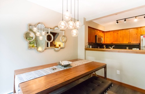 Blackcomb House | #23 Treeline - Ski Home, Woodland setting, Shared Hot Tub, Free Shuttle & Free Wifi